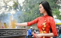 Khánh My diện áo dài đỏ vãn cảnh chùa cuối năm