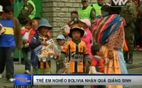 Trẻ em nghèo Bolivia xếp hàng chờ nhận quà Giáng sinh