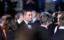 Robert Pattinson đỏ mặt khi nói về cảnh nóng