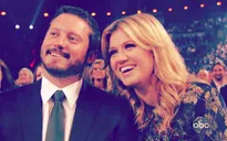 Kelly Clarkson chính thức làm mẹ