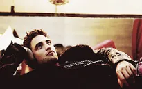 Robert Pattinson tán tỉnh nhiều cô gái một lúc