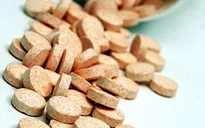 Lạm dụng vitamin C và E gây đục thủy tinh thể