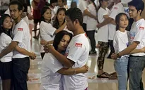 Thi ôm nhau nhân ngày Valentine