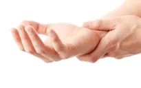 Làm việc quá sức dễ bị viêm gân gấp bàn tay