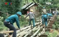 Dựng lại cầu tạm Chu Va 6 bị lũ cuốn trôi