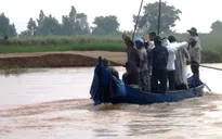 Lật thuyền trên sông Ba, hai mẹ con chết đuối