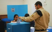Binh sĩ Israel đi bầu cử sớm