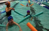 Trẻ em Bahrain nỗ lực lập kỷ lục về bài học bơi