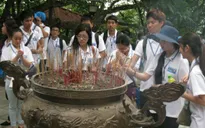 Thanh thiếu niên kiều bào tiêu biểu dâng hương Vua Hùng