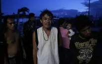 Người dân Philippines vơ vét thức ăn trong bãi rác