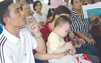 "Cấm hút thuốc nơi công cộng rất có lợi cho trẻ em"