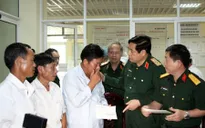 Bộ trưởng Phùng Quang Thanh thăm các chiến sỹ bị thương trong vụ máy bay rơi