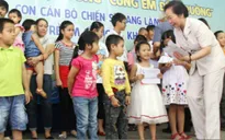 Phó Chủ tịch nước Nguyễn Thị Doan trao học bổng cùng em đến trường