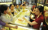 Vàng rớt giá, người dân đổ xô đi mua