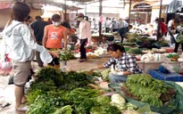 Rau xanh TP.HCM đội giá 50% do mưa bão