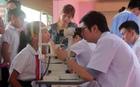 Hơn 1.000 học sinh trường THPT Tân Bình được khám mắt học đường