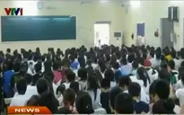 200 học sinh chen nhau trong lớp luyện thi chật chội chưa đầy 80m2