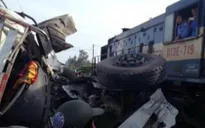 Tàu hỏa đâm xe tải gây ách tắc đường sắt Bắc Nam và Quốc lộ 1A