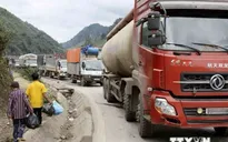 Xe container bị gãy trục, gây ách tắc Quốc lộ 1A gần 15km