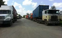Hàng trăm xe container “vây” cửa khẩu Mộc Bài phản đối phí mới
