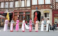 Dịu dàng tà Áo dài Việt Nam trên đất Pháp