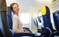 Bí quyết không mỏi khi ngồi ghế giữa máy bay