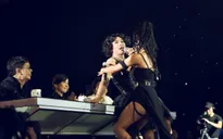 Mi-A “bốc lửa” cùng “Rihanna Chí Thiện” trong show 4 Gương mặt thân quen 2014