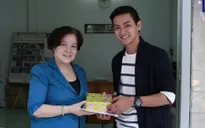 Hoài Lâm trích giải thưởng ở "Gương mặt thân quen" làm từ thiện