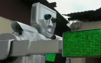 Robot thay thế cảnh sát và đèn giao thông