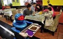 Robot phục vụ từ A tới Z trong nhà hàng Trung Quốc