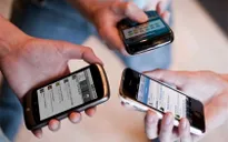 Người Anh dành thời gian cho smartphone nhiều hơn ngủ
