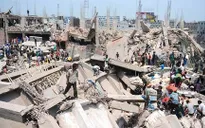 Một phụ nữ sống sót thần kỳ sau vụ sập nhà ở Bangladesh