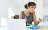 Thói quen xấu "bóp nghẹt" dạ dày dân công sở