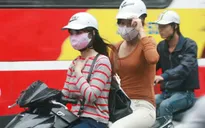 Người Hà Nội co ro vì mưa lạnh