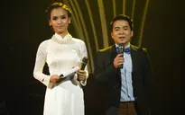 Nhà báo Chu Minh Vũ không ngại khi đứng cạnh bạn dẫn siêu mẫu