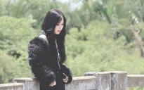 Bài hát yêu thích tháng 8: Lạ mắt với hình ảnh Hương Tràm trong “Sao anh vẫn chờ”