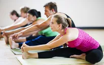 Giới công sở nghỉ trưa bằng... Yoga