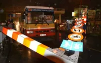 Chạy vào đường cấm, xe bus đâm đổ thanh gác chắn cầu vượt