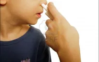 Thuốc nhỏ mũi cho trẻ nhỏ: Dùng thế nào cho đúng?