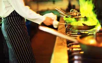 Xử trí kịp thời với đám cháy dầu mỡ khi nấu ăn
