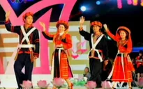 Trang phục dân tộc Việt tới đất Anh