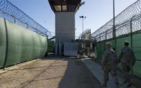 Mỹ bắt đầu chuyển tù nhân khỏi Guantanamo