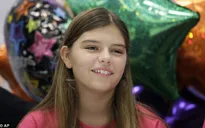 Bé gái sống sót kỳ diệu sau khi bị amip ăn não tấn công