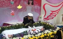 Tự tổ chức đám tang cho mình để... trải nghiệm
