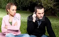 Làm gì khi chồng làm bạn với nhiều người yêu cũ?