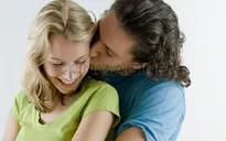 Một nụ hôn có thể đáng giá hơn quà tặng đắt tiền
