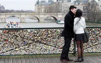 Cầu khóa tình yêu ở Paris quá tải vì gánh thêm 93 tấn kim loại