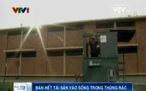 Chuyện lạ: Giáo sư đại học bán hết tài sản để sống trong… thùng rác