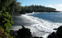 Bãi biển cát đen - "Đặc sản" tuyệt vời của quần đảo Hawaii