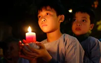Lung linh ánh nến trong đêm hội hoa đăng tại Hà Nội